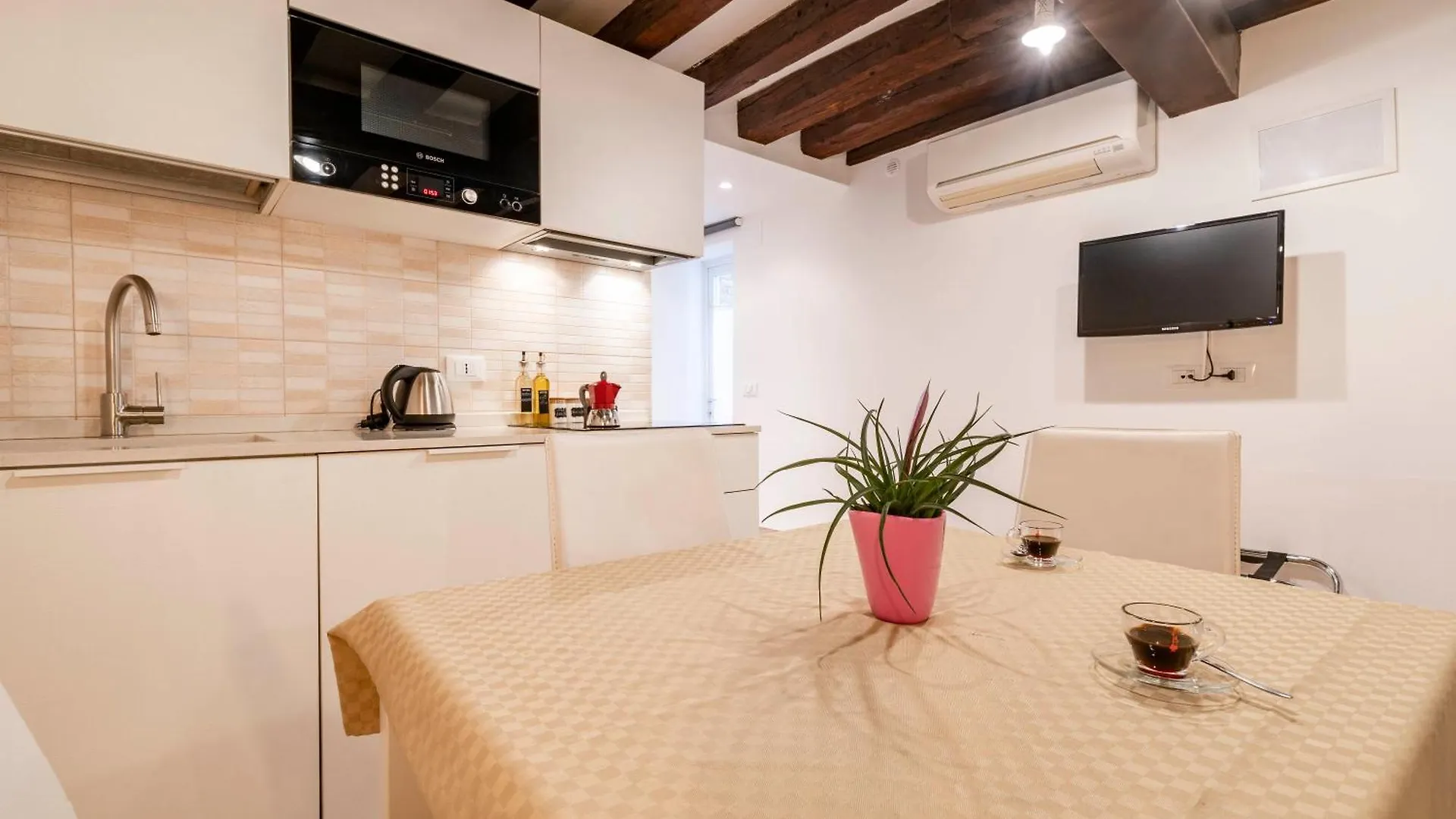 Fenix Colombina In Biennale - Your Little House Venice 0*,