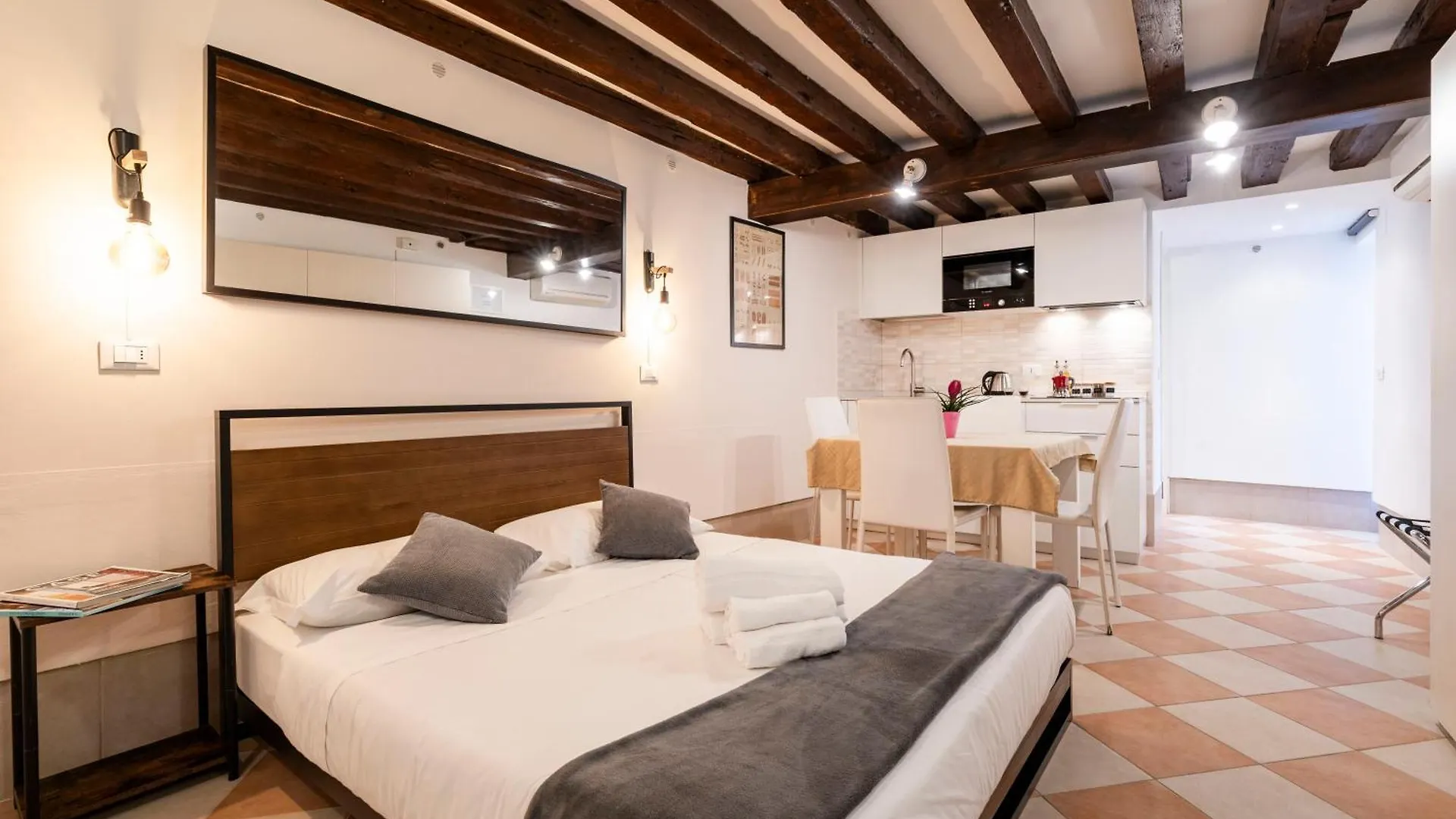 Fenix Colombina In Biennale - Your Little House Venice